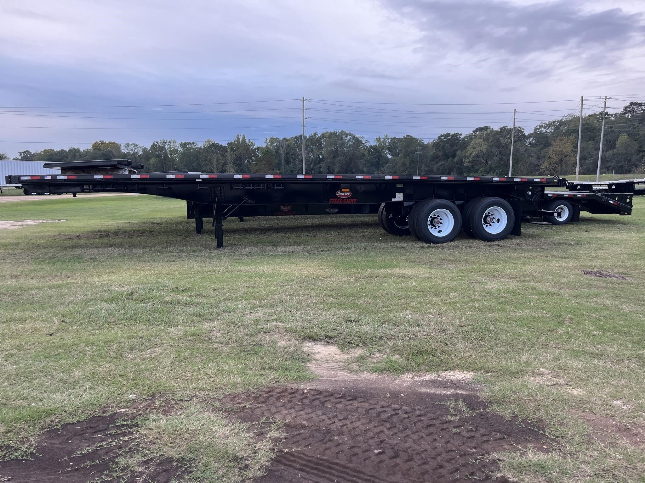 2025 DORSEY 36' STEEL FLATBED CLOSED TANDEM W/ FORKLIFT - image 1 of 4