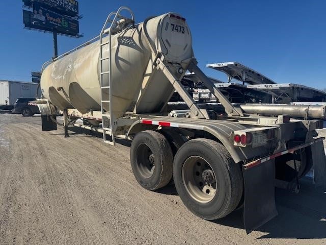 1994 HEIL 1040 CU. FT. CAPACITY DRY BULK TANK - image 4 of 6